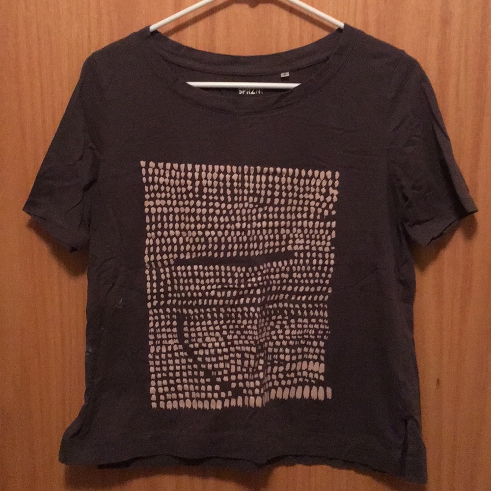 Vintage looking cropped top w/ abstract graphic